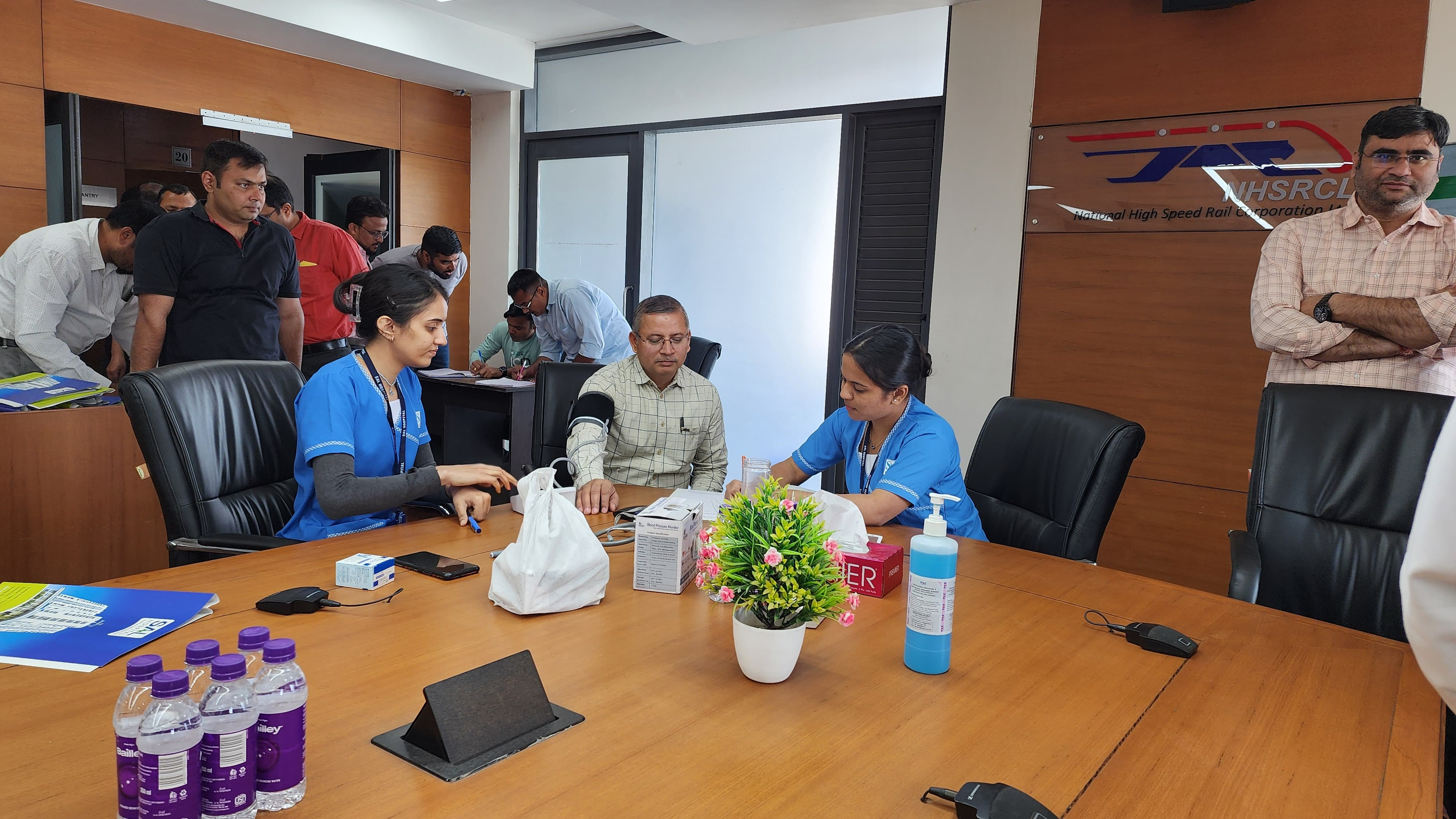 NHSRCL ने अहमदाबाद ऑफिस में अपने कर्मचारियों के लिए एक मुफ़्त हेल्थ चेक-अप कैंप आयोजित किया।